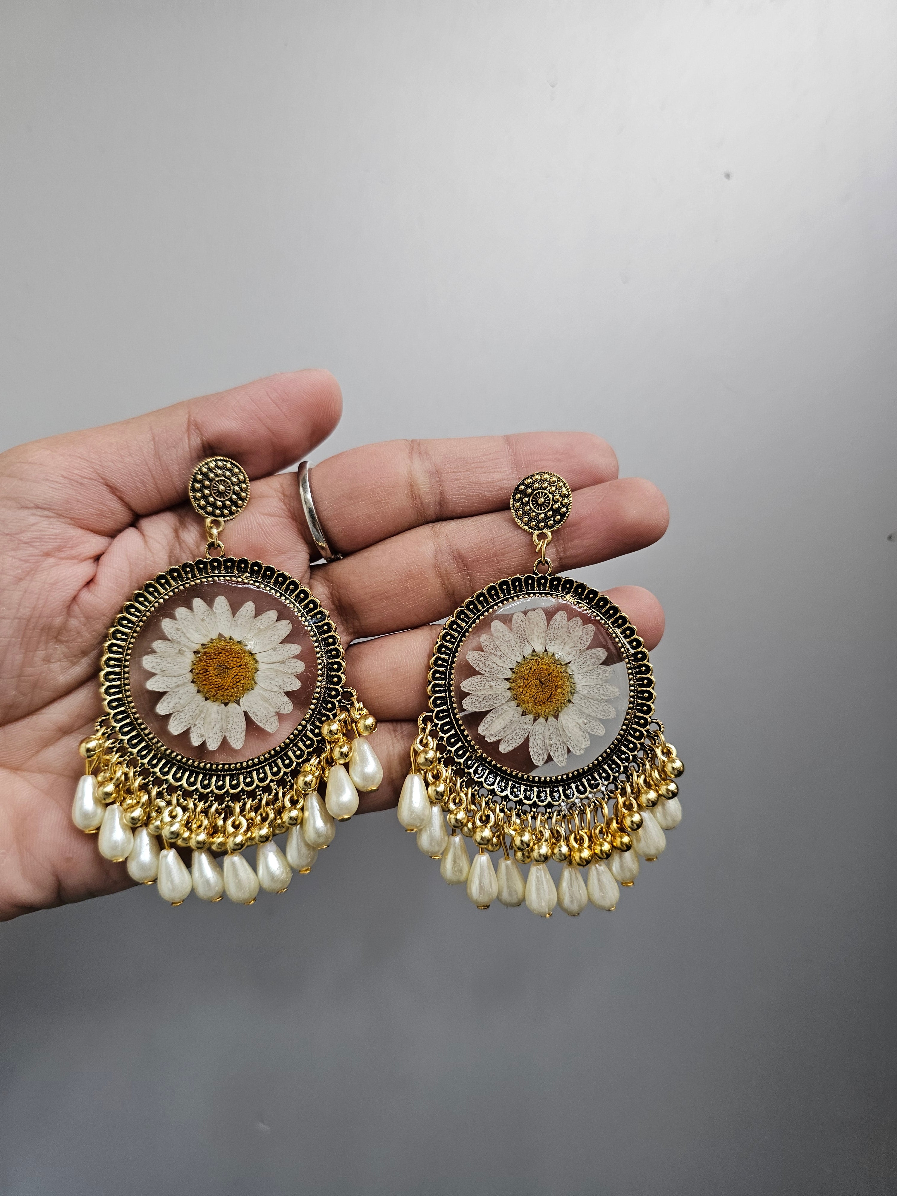 Daisy Resin jhumka