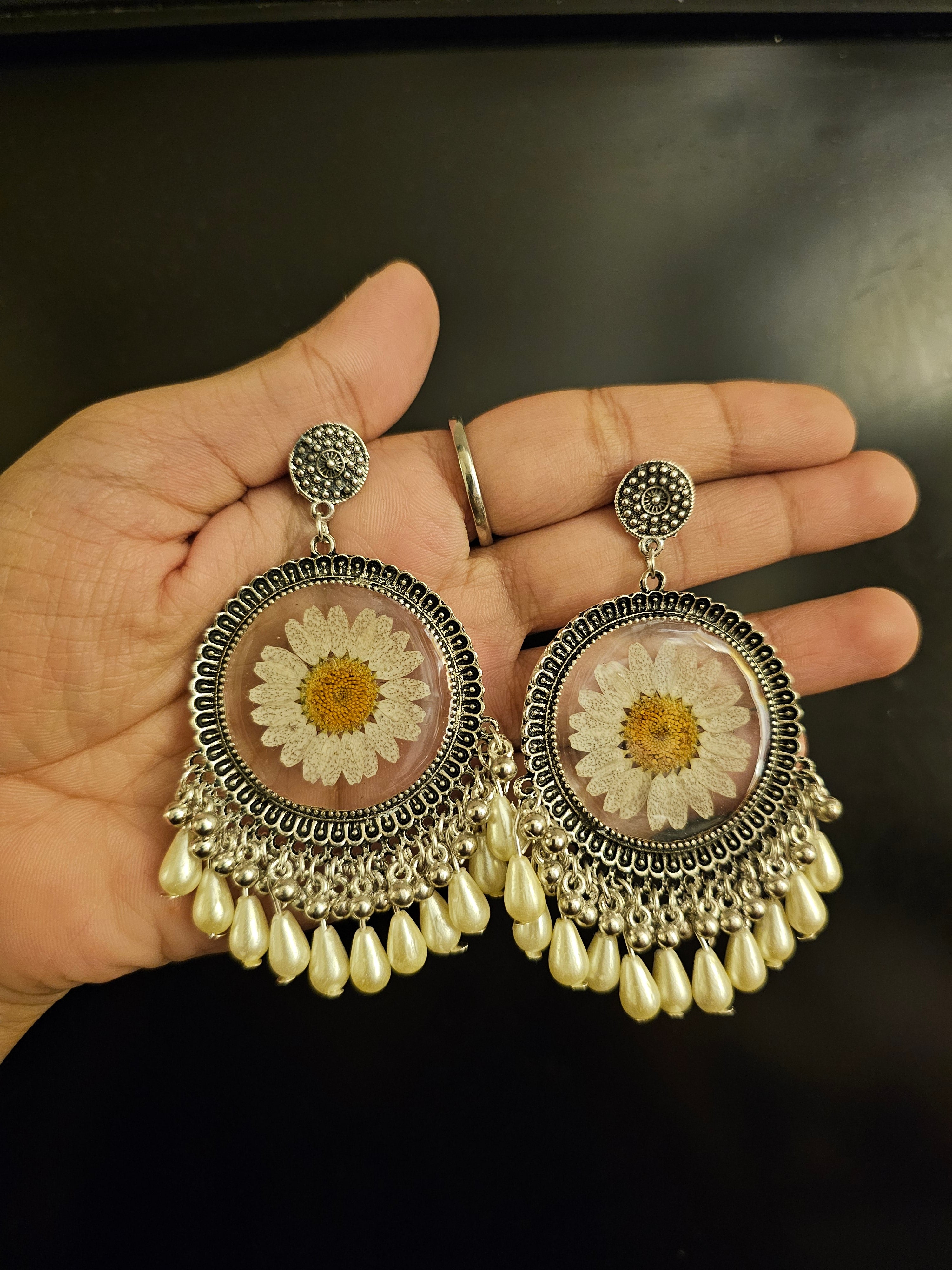 Daisy Resin jhumka
