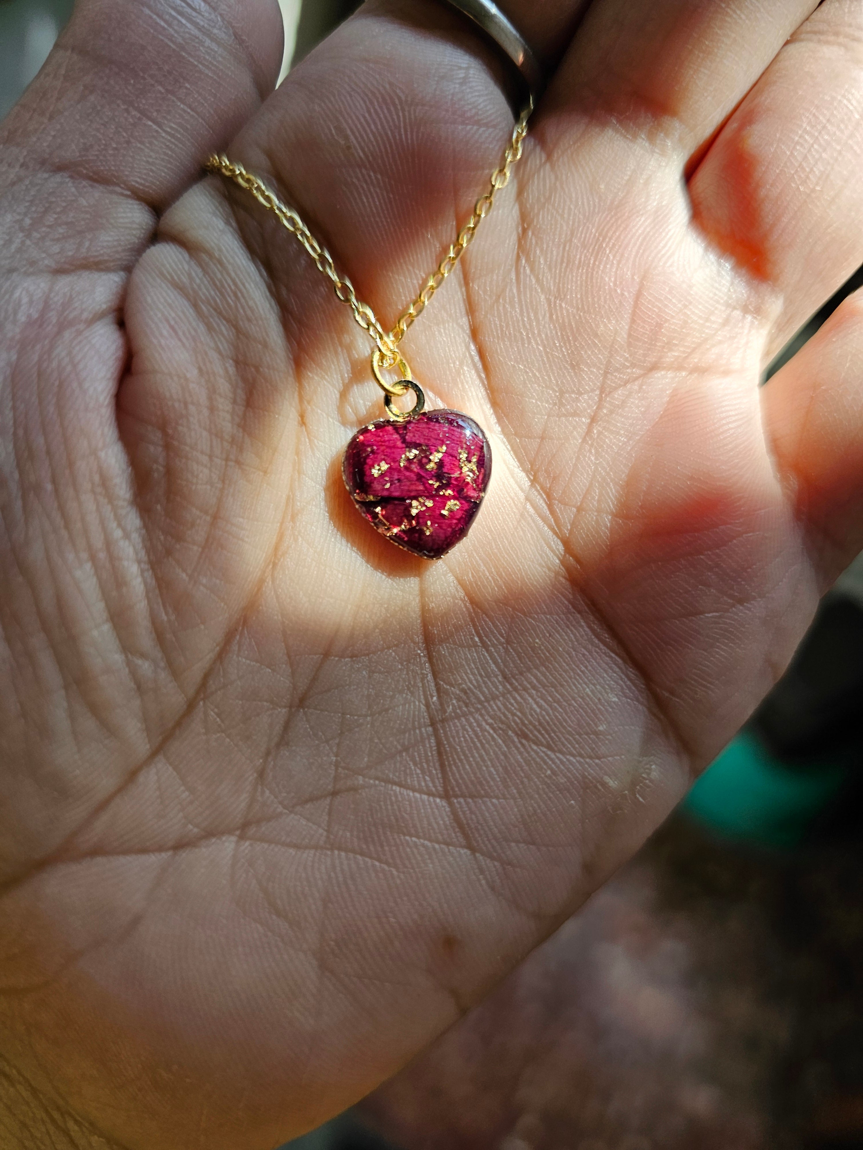 Dilgul (She isn’t wearing a rose. She is the rose)